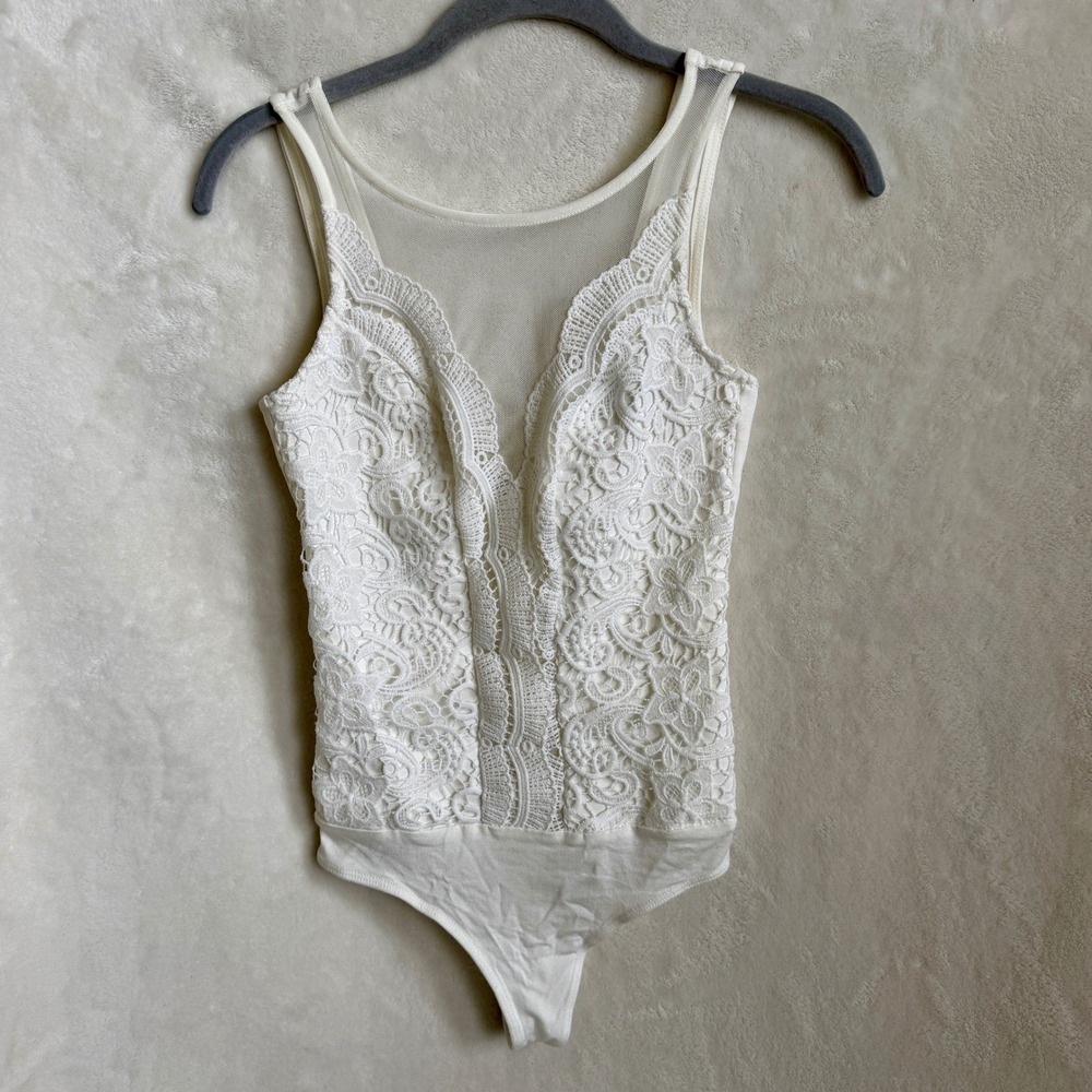 Lulus Ivory Lace Bodysuit Plunging V Neck Scalloped Trim Size XS Sleeveless